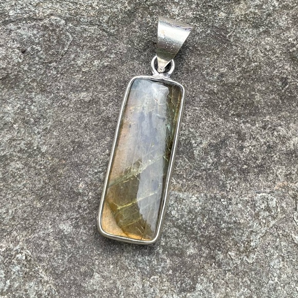 Labradorite Silver Pendant - Picture 4 of 7